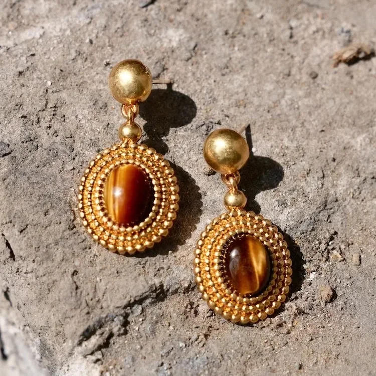 French vintage pendant earrings, tiger's eye.
French vintage pendant earrings, tiger's eye.