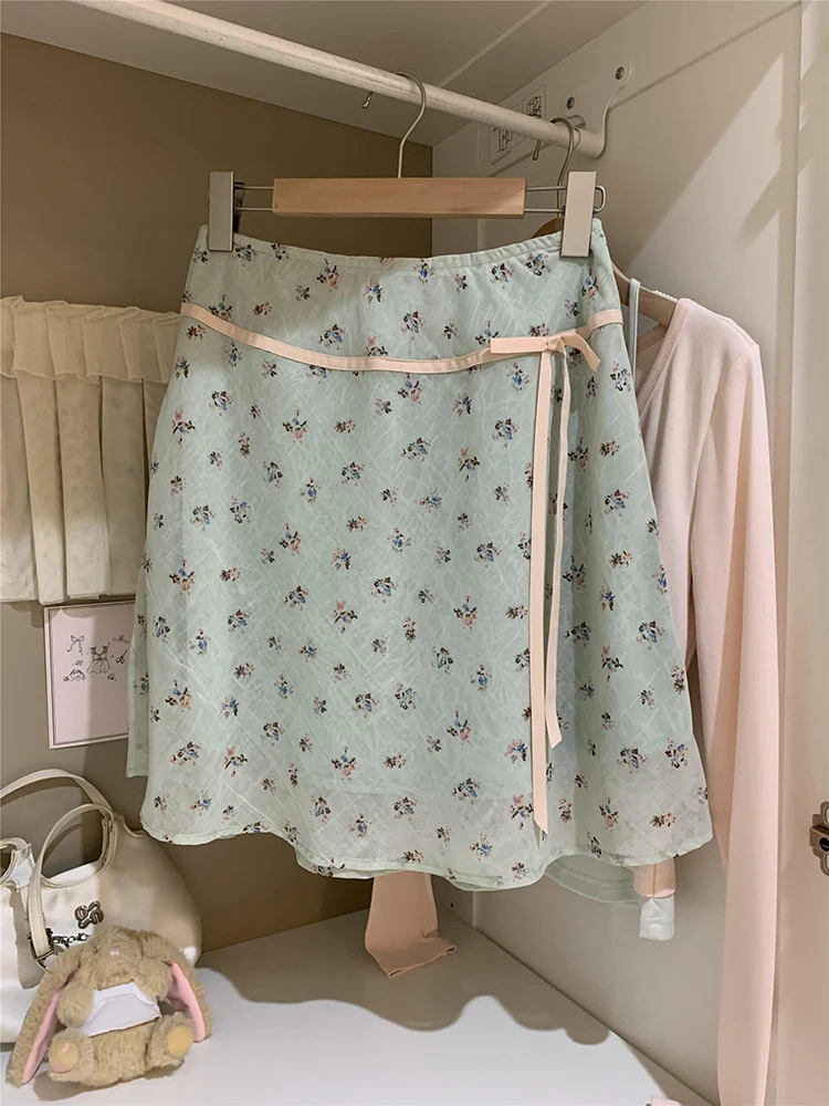 Милая цветочная мини-юбка для женщин, летняя, для пляжного отдыха, в корейском стиле, повседневная, кавайная, с бантом, с высокой талией, свободного кроя, А-силуэт, модная женская юбка
Милая цветочная мини-юбка для женщин, летняя, для пляжного отдыха, в корейском стиле, повседневная, кавайная, с бантом, с высокой талией, свободного кроя, А-силуэт, модная женская юбка