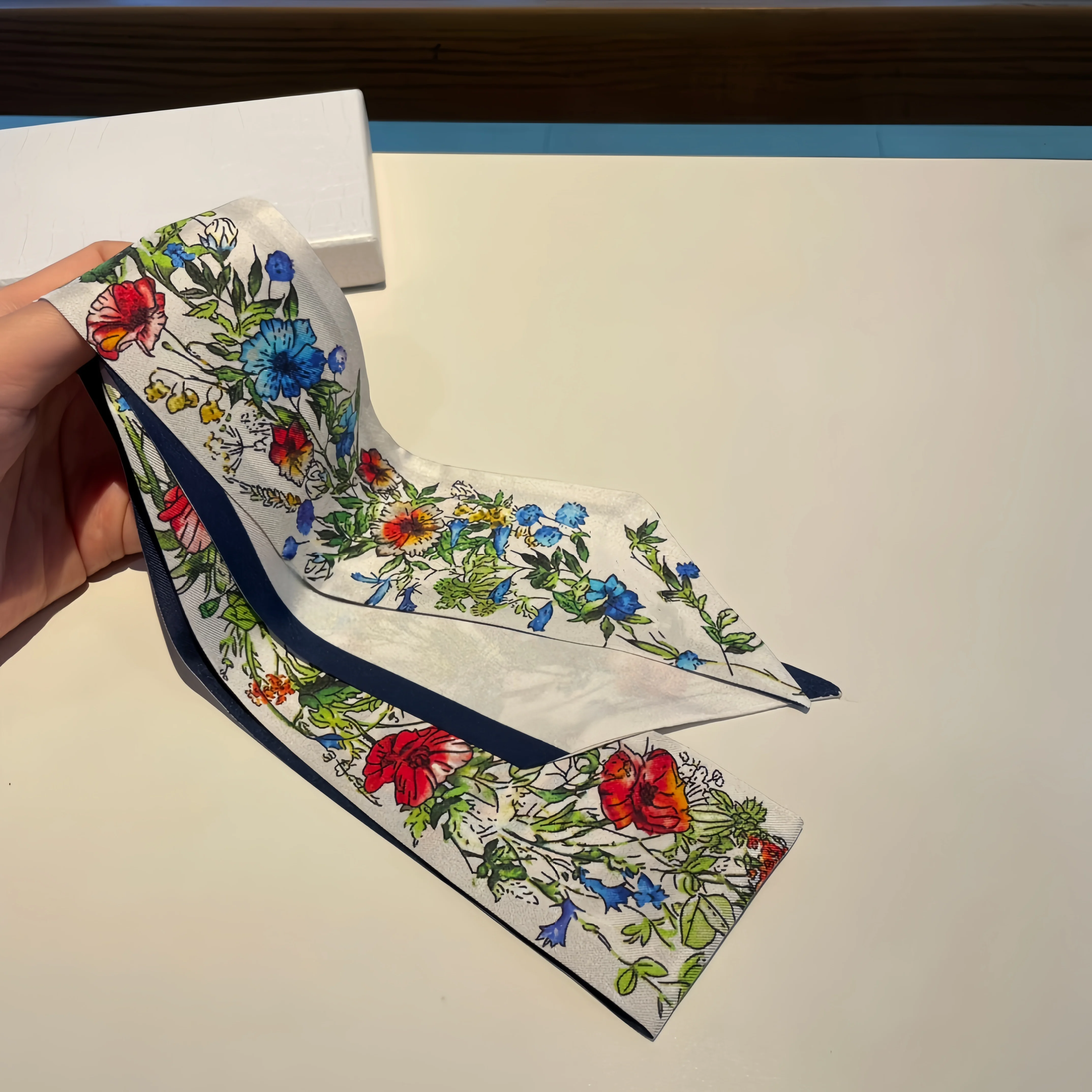Brand Discount Women's Scarf Classic Floral Print Headband Neck Scarf Hairband Bag Accessories Versatile and Multifunctional
Brand Discount Women's Scarf Classic Floral Print Headband Neck Scarf Hairband Bag Accessories Versatile and Multifunctional