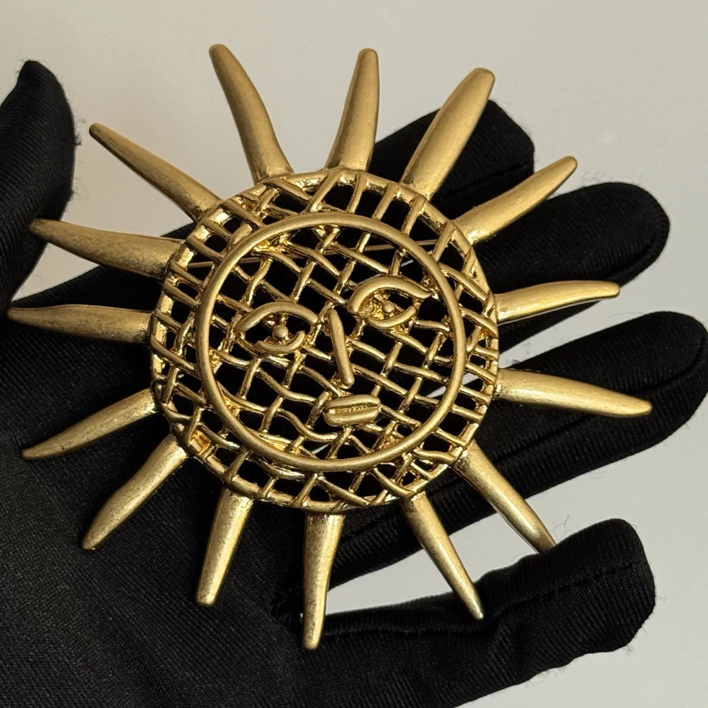 Europe Brand Vintage 18K Gold Plated Brass Sun Top Quality Luxury Brooch Woman Jewelry Trend
Europe Brand Vintage 18K Gold Plated Brass Sun Top Quality Luxury Brooch Woman Jewelry Trend