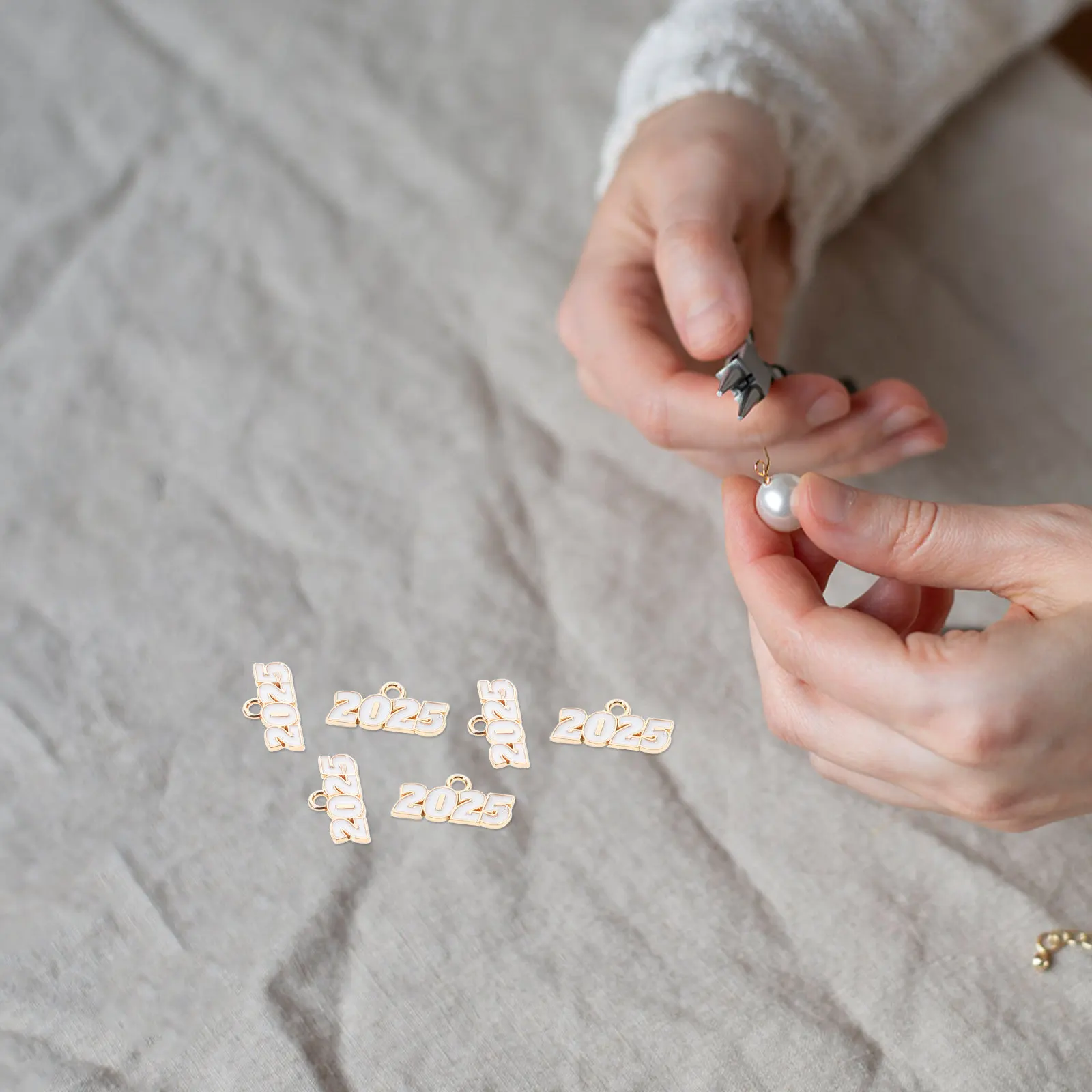 100Pcs Graduation Memento Charms DIY Year 2025 Jewelry Making Pendants Bracelets Key Chains Celebration Accessories
100Pcs Graduation Memento Charms DIY Year 2025 Jewelry Making Pendants Bracelets Key Chains Celebration Accessories