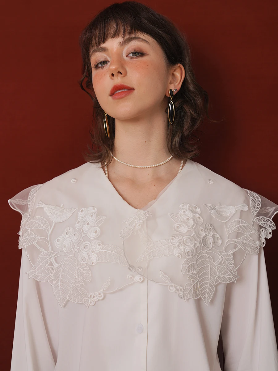 Original design for spring and summer ladies: lightweight palace style embroidered large collar shirt
Original design for spring and summer ladies: lightweight palace style embroidered large collar shirt
