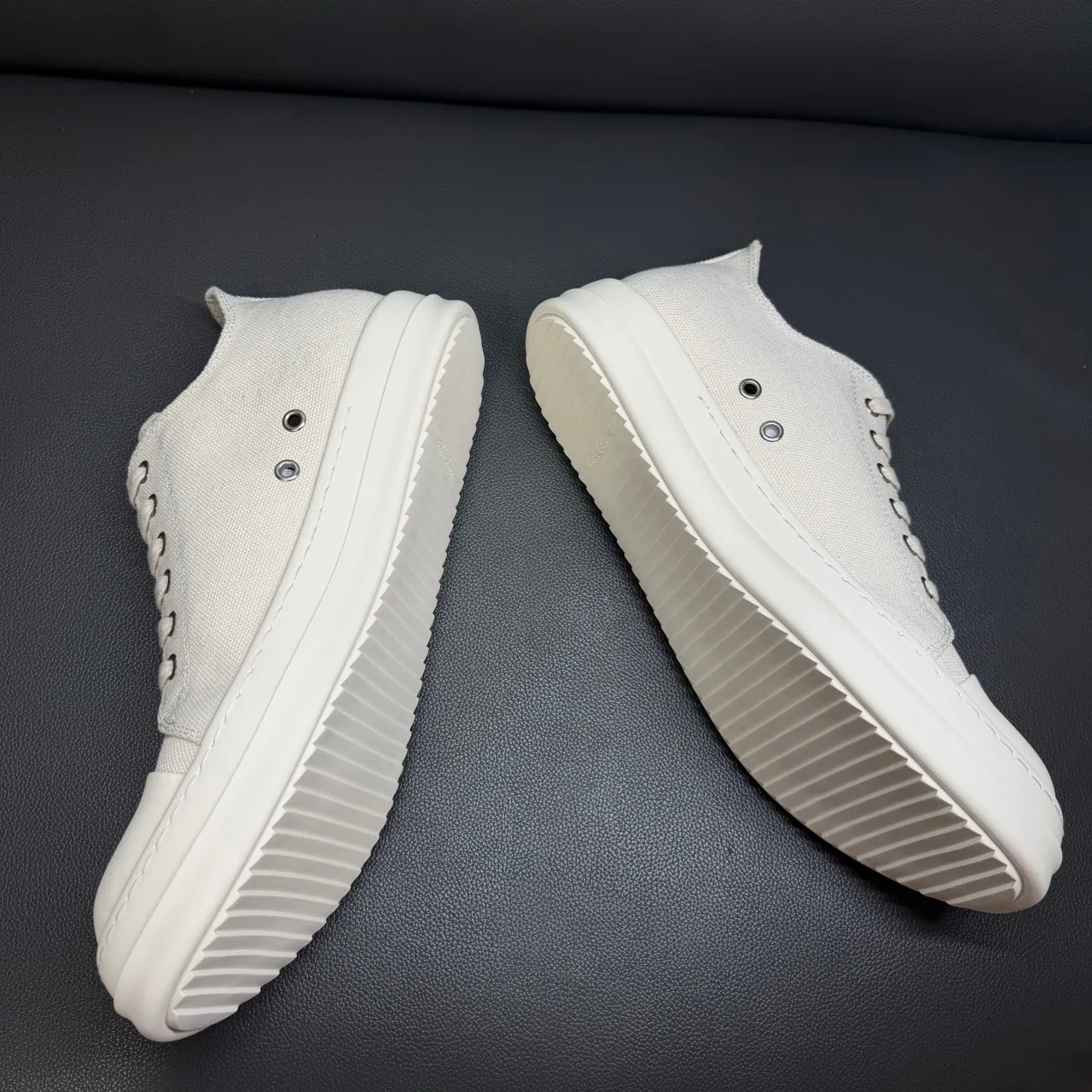 Classic Men's And Women's Low Top Casual Sneakers White Beige Canvas Thick Sole Lace-Up Luxury Flat Shoe
Classic Men's And Women's Low Top Casual Sneakers White Beige Canvas Thick Sole Lace-Up Luxury Flat Shoe