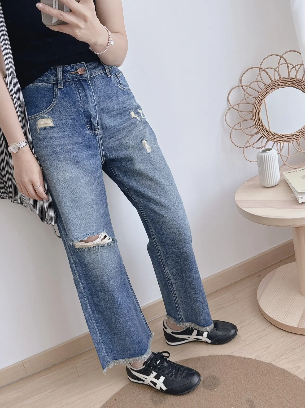 Washed Vintage High Waist Straight Leg Jeans Women's Spring Summer Denim Pants with Hole Natural Waist Medium Stretch
Washed Vintage High Waist Straight Leg Jeans Women's Spring Summer Denim Pants with Hole Natural Waist Medium Stretch