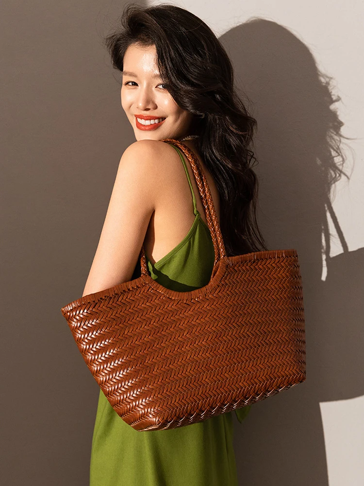 Leather woven bag, large-capacity women's tote bag, holiday leisure top layer cowhide shoulder bag, vegetable basket bag. 
Leather woven bag, large-capacity women's tote bag, holiday leisure top layer cowhide shoulder bag, vegetable basket bag.