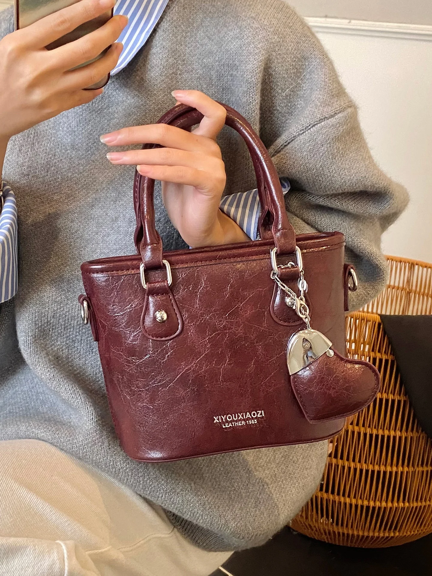 Retro Women's Crossbody Bag Autumn Winter Versatile Single oulder Buet Bag Handbag Casual Simple Sle Soft Leather Material
Retro Women's Crossbody Bag Autumn Winter Versatile Single oulder Buet Bag Handbag Casual Simple Sle Soft Leather Material