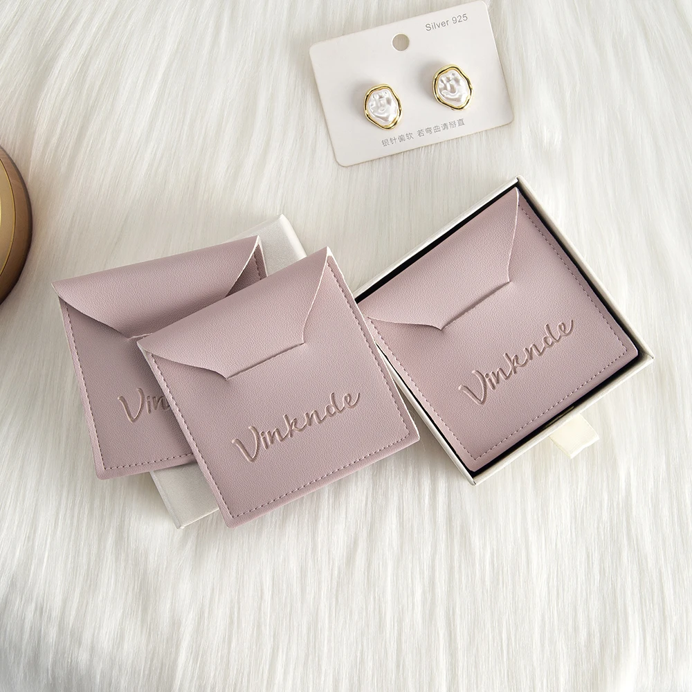 100 шт., сумка для упаковки ювелирных изделий из искусственной кожи с логотипом, свадебные подарочные пакеты-элегантные серьги, кольца-органайзеры для подружек невесты
100 шт., сумка для упаковки ювелирных изделий из искусственной кожи с логотипом, свадебные подарочные пакеты-элегантные серьги, кольца-органайзеры для подружек невесты