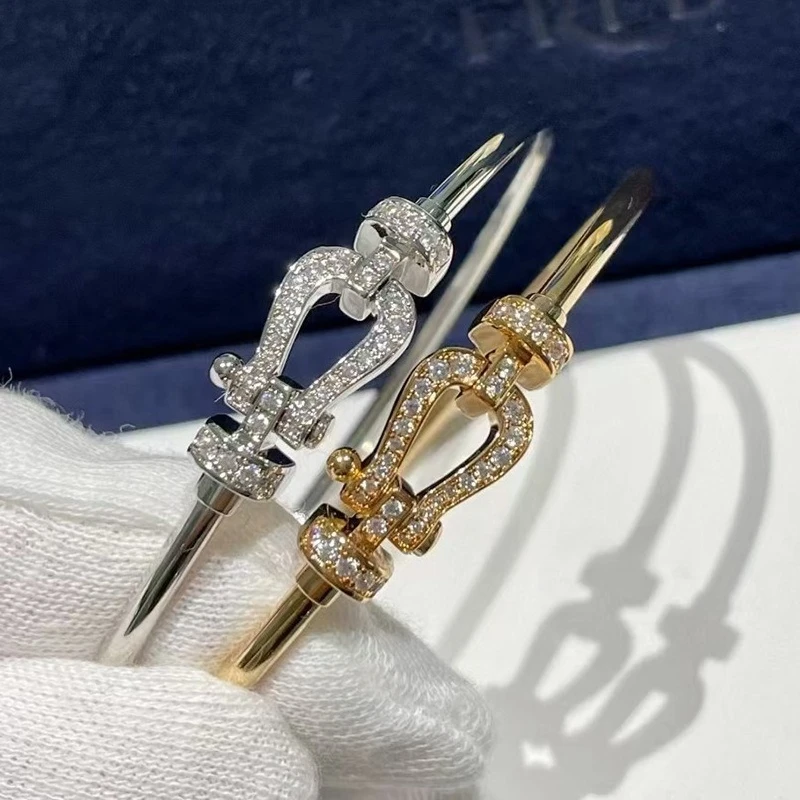 New 925 silver horseshoe-shaped clasp bracelet for women is simple and fashionable making it a perfect gift for daily gatherings
New 925 silver horseshoe-shaped clasp bracelet for women is simple and fashionable making it a perfect gift for daily gatherings