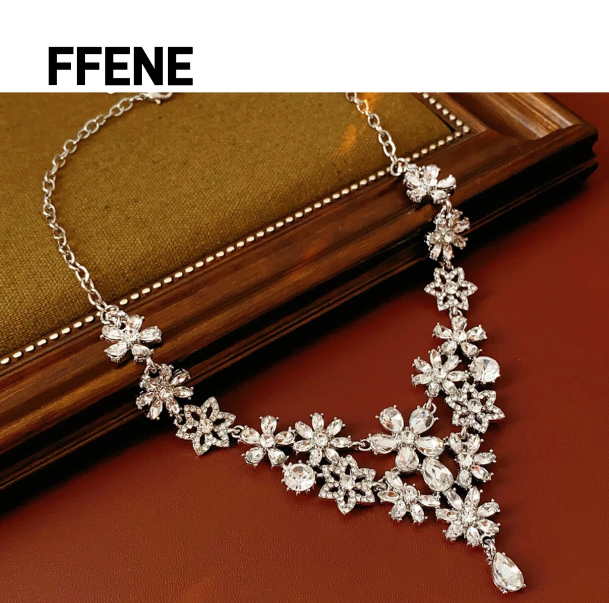 Hot-selling new flower fringe set for women, fashionable, luxurious, versatile jewelry, high-end necklace and earrings set
Hot-selling new flower fringe set for women, fashionable, luxurious, versatile jewelry, high-end necklace and earrings set