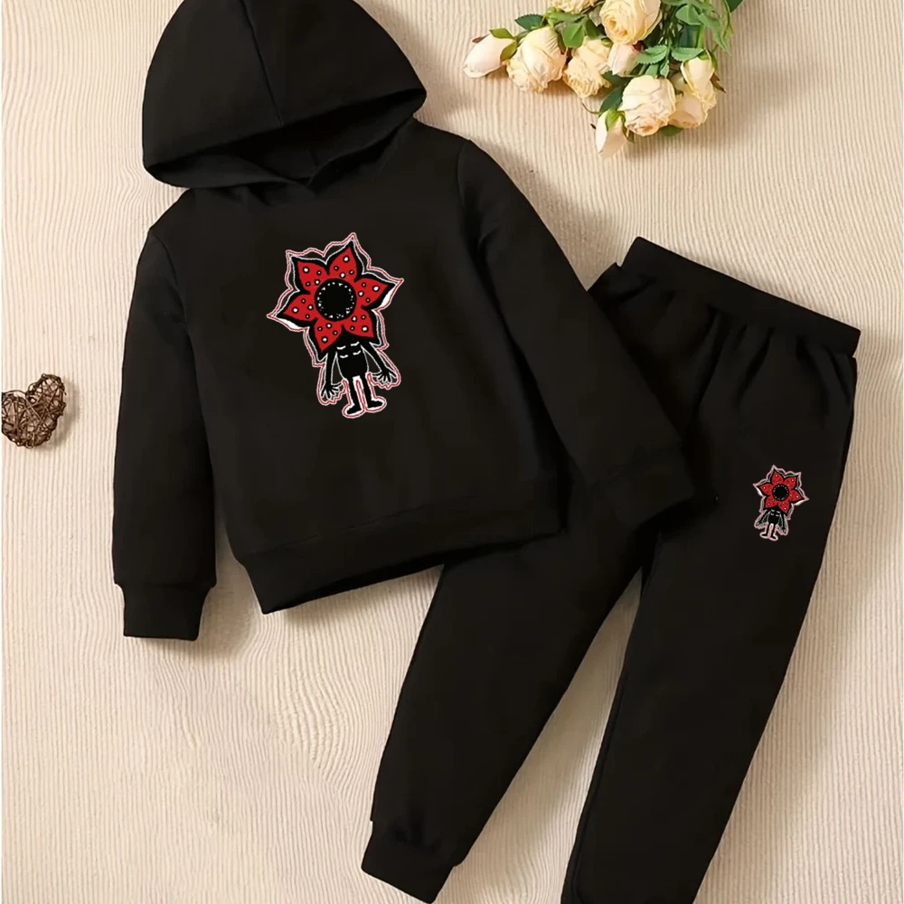 Комплект для детей (3-12 лет): черные худи и брюки с принтом «Мужчина, который ест цветы»
Комплект для детей (3-12 лет): черные худи и брюки с принтом «Мужчина, который ест цветы»