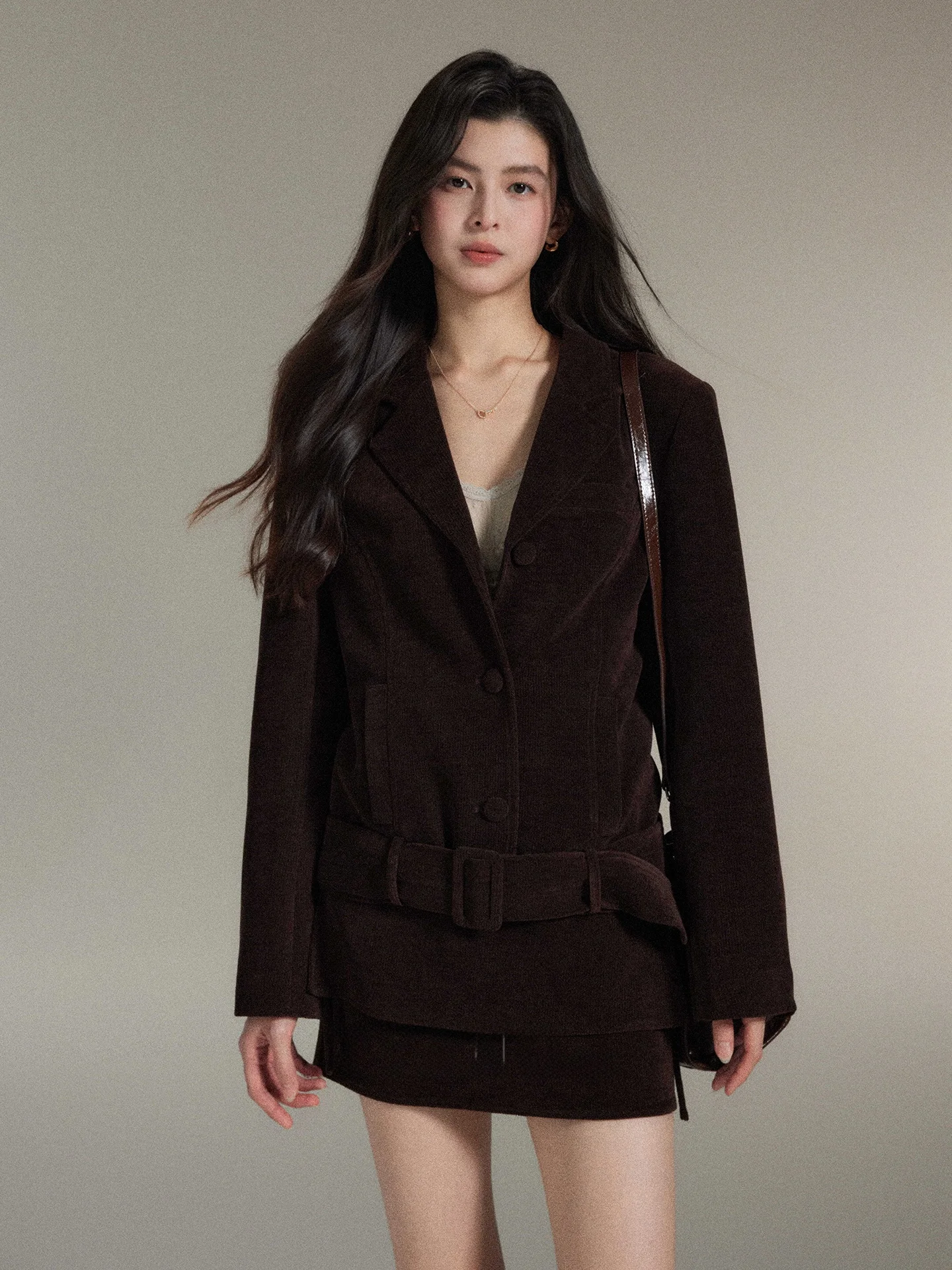 Современный вельветовый костюм для повседневной носки: пиджак и юбка с поясом, женский, из смесового полиэстера, с длинными рукавами, на пуговицах
Современный вельветовый костюм для повседневной носки: пиджак и юбка с поясом, женский, из смесового полиэстера, с длинными рукавами, на пуговицах