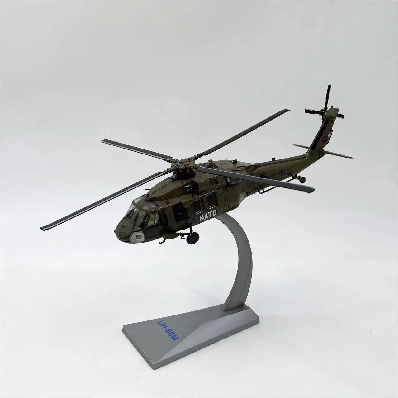 Модель вертолета в масштабе 1:72, модель вертолета, женская модель, военная Боевая искусственная, коллекционная игрушка, подарок, украшение, дисплей
Модель вертолета в масштабе 1:72, модель вертолета, женская модель, военная Боевая искусственная, коллекционная игрушка, подарок, украшение, дисплей