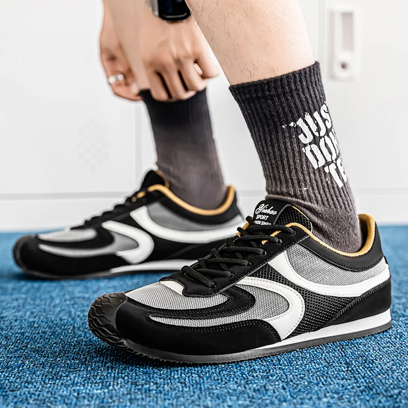 New Men's Lace-up Flat Heel Casual Sports Shoes with A Fashionable and Trendy Two-tone Mesh Surface Made of Patchwork Materials
New Men's Lace-up Flat Heel Casual Sports Shoes with A Fashionable and Trendy Two-tone Mesh Surface Made of Patchwork Materials