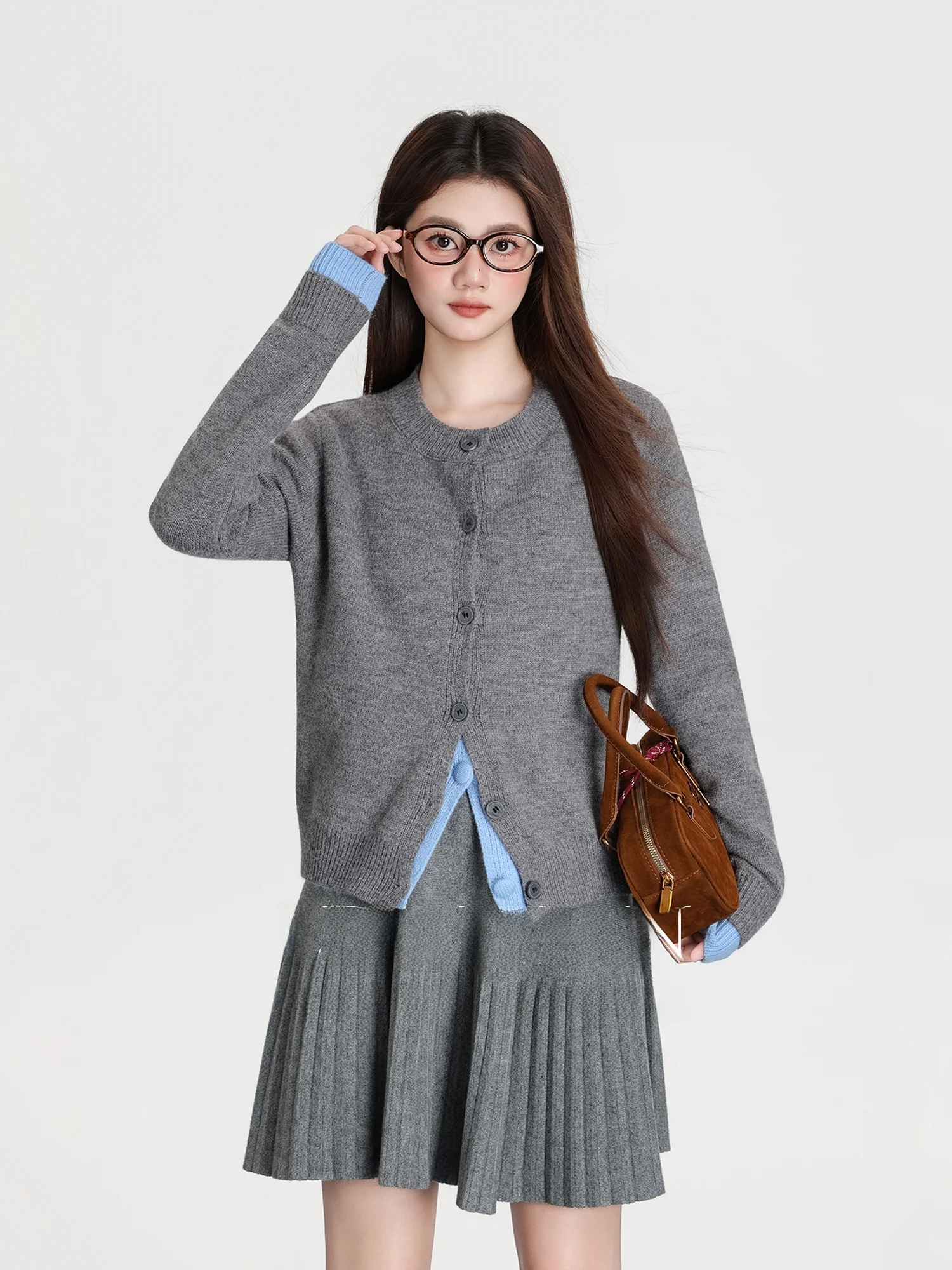 Корейский вязаный кардиган-свитер с цветными вставками для женщин, осенне-зимняя новинка, свободный крой, повседневный стиль
Корейский вязаный кардиган-свитер с цветными вставками для женщин, осенне-зимняя новинка, свободный крой, повседневный стиль