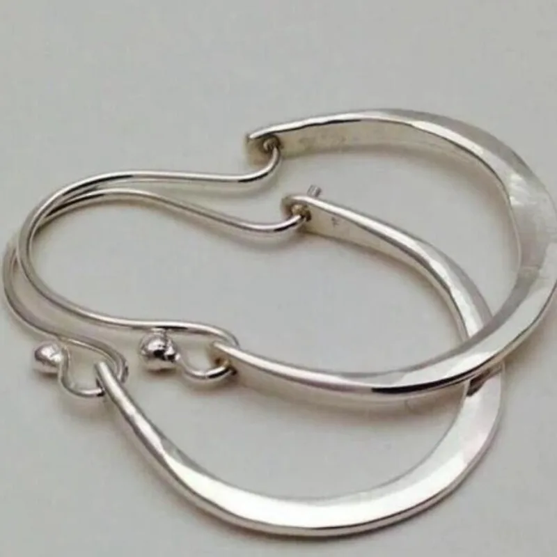 Vintage Silver Color Metal Carving Round Pattern Hoop Earrings for Women Minimal Design Personality U-shaped Earrings
Vintage Silver Color Metal Carving Round Pattern Hoop Earrings for Women Minimal Design Personality U-shaped Earrings