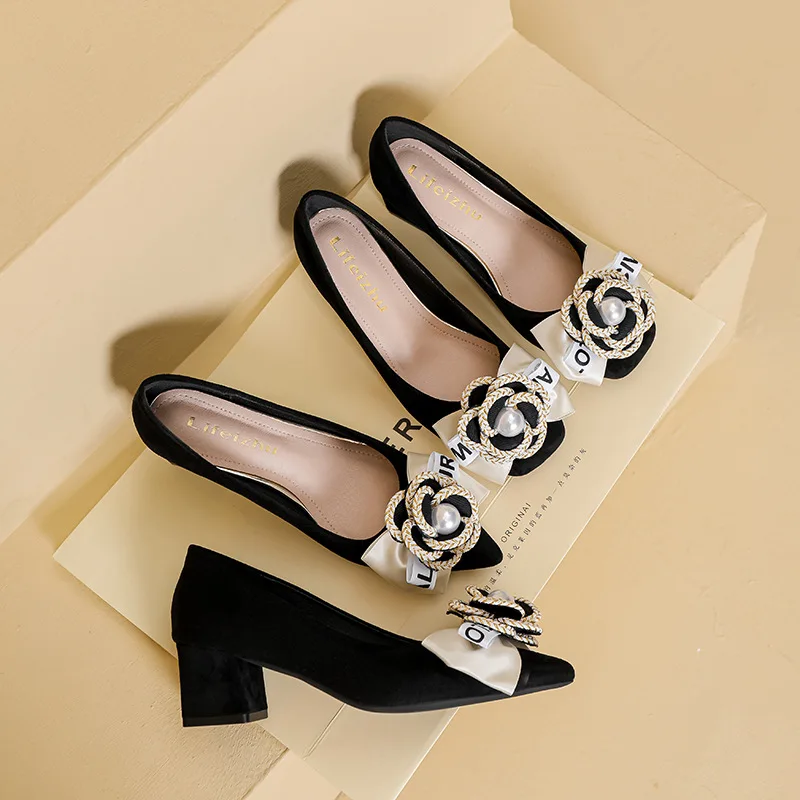 Plus Size 35-43 Women Pumps Med Heel Square Toe Point Toe Camellia Flower Pumps Office Lady Leahter Shoes Soft Soles Slip On
Plus Size 35-43 Women Pumps Med Heel Square Toe Point Toe Camellia Flower Pumps Office Lady Leahter Shoes Soft Soles Slip On