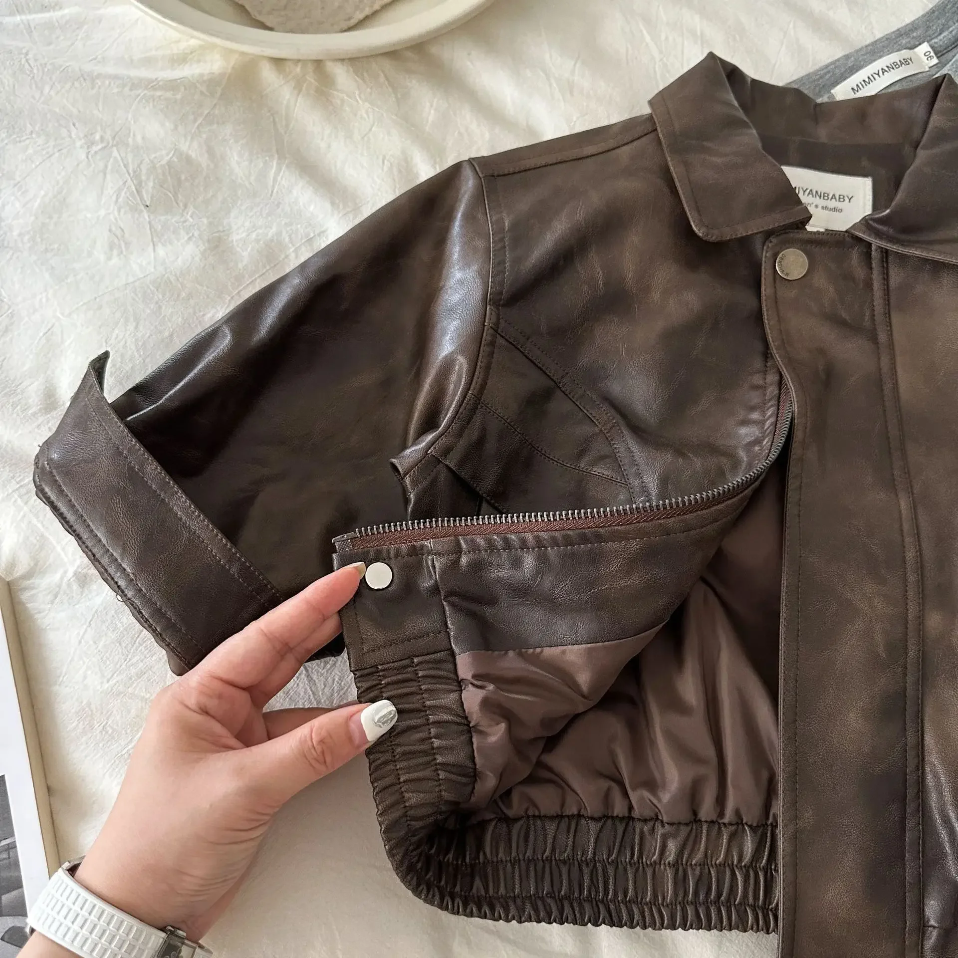 Kids' Overcoat 2025 Autumn New Pure Color Leather Jacket for Boys and Girls Baby Short Zipper Leather Coat Fashion
Kids' Overcoat 2025 Autumn New Pure Color Leather Jacket for Boys and Girls Baby Short Zipper Leather Coat Fashion