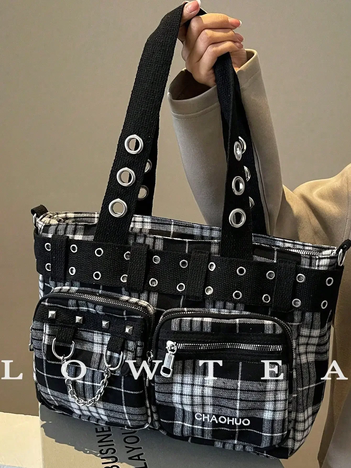low tea Vintage Checkered Large Capacity Tote Bag, Hot Girls Cool Punk Y2K Shoulder Bag, Women's Rivet Embellished Crossbody & H
low tea Vintage Checkered Large Capacity Tote Bag, Hot Girls Cool Punk Y2K Shoulder Bag, Women's Rivet Embellished Crossbody & H