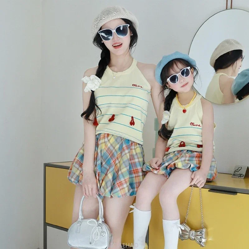 Look Mama and Me Matching Outfits Mom and Baby Girls Knit Vest Skirts Two Piece Sets Mother and Daughter Clothes Summer Holiday
Look Mama and Me Matching Outfits Mom and Baby Girls Knit Vest Skirts Two Piece Sets Mother and Daughter Clothes Summer Holiday