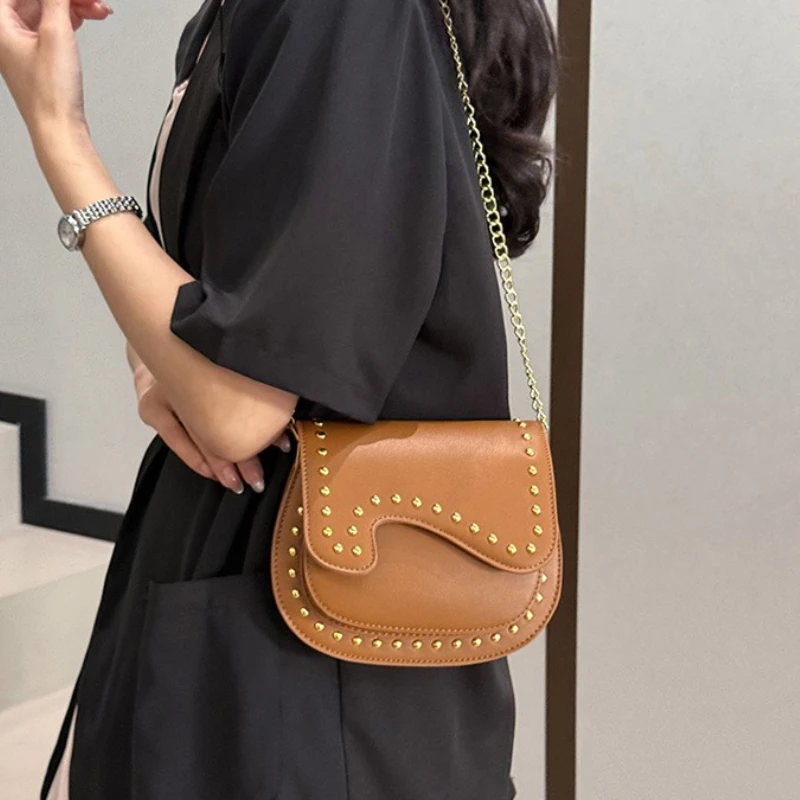 Women's Rivet Saddle Bag Retro Chain Crossbody Bag White Pu Leather Casual Shoulder Purse For Daily Commute Streetwear
Women's Rivet Saddle Bag Retro Chain Crossbody Bag White Pu Leather Casual Shoulder Purse For Daily Commute Streetwear