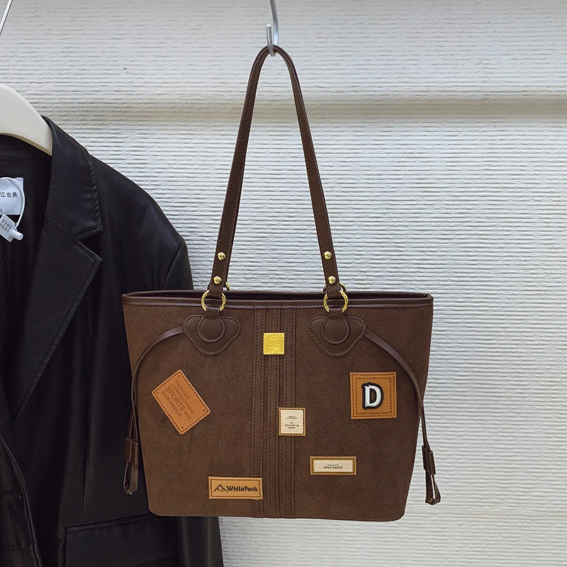 Suede Tote Bag,Large Capacity Maillard Style Women Commuter Shoulder Bag,Vintage Top Handle Handbag,Patch Nameplate Decor
Suede Tote Bag,Large Capacity Maillard Style Women Commuter Shoulder Bag,Vintage Top Handle Handbag,Patch Nameplate Decor