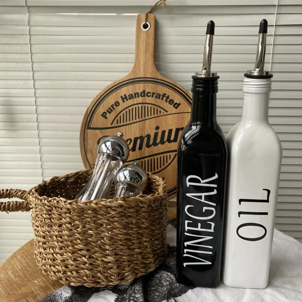 2Pcs Ceramic Oil Dispenser Bottle European style White Black Seasoning Bottle Set Kitchen Seasoning Storage Sauce Vinegar Bottle
2Pcs Ceramic Oil Dispenser Bottle European style White Black Seasoning Bottle Set Kitchen Seasoning Storage Sauce Vinegar Bottle