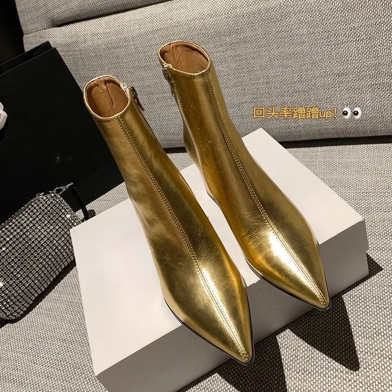 2025 новые стильные модные ботинки с острым носком, короткие бочонки на среднем каблуке с боковой молнией, модные женские короткие сапоги на высоком каблуке 
2025 новые стильные модные ботинки с острым носком, короткие бочонки на среднем каблуке с боковой молнией, модные женские короткие сапоги на высоком каблуке