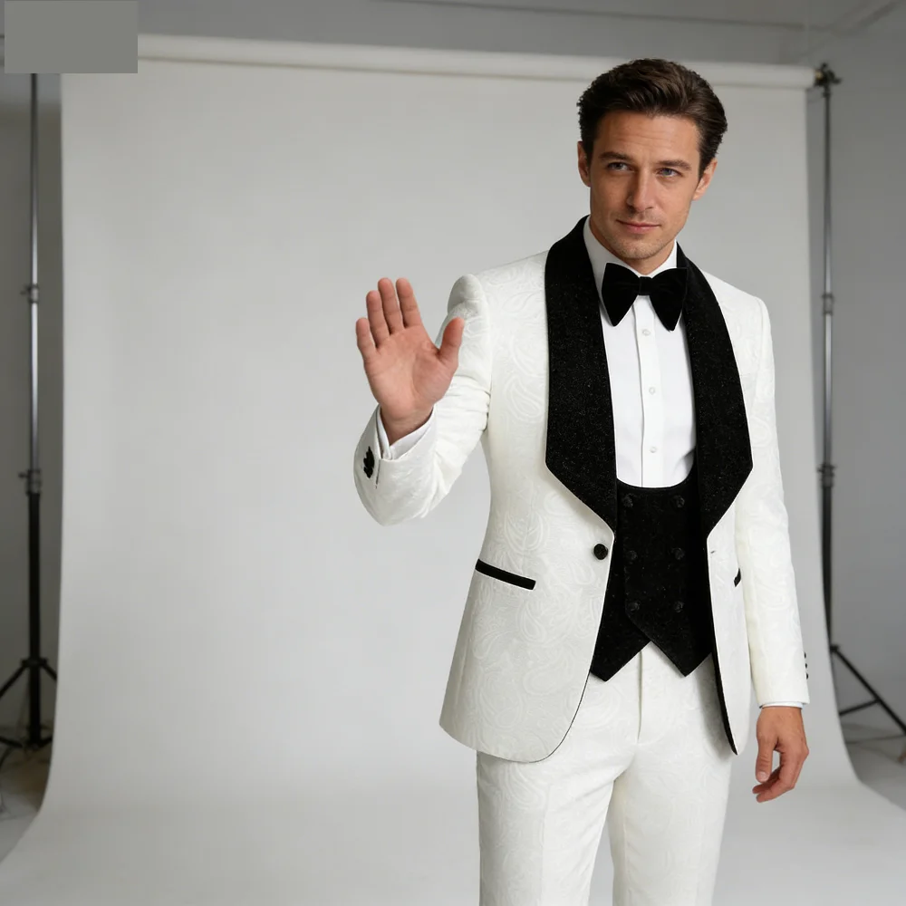 Мужской костюм-тройка из блестящего бархата с шалевым воротником: пиджак, жилет, брюки и галстук-бабочка для вечеринок
Мужской костюм-тройка из блестящего бархата с шалевым воротником: пиджак, жилет, брюки и галстук-бабочка для вечеринок