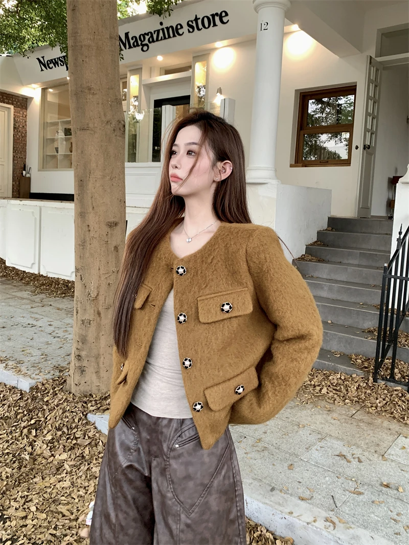 Women's Autumn Winter Fragrant Short Woolen Coat High Quality Round Neck Wool Jacket
Women's Autumn Winter Fragrant Short Woolen Coat High Quality Round Neck Wool Jacket