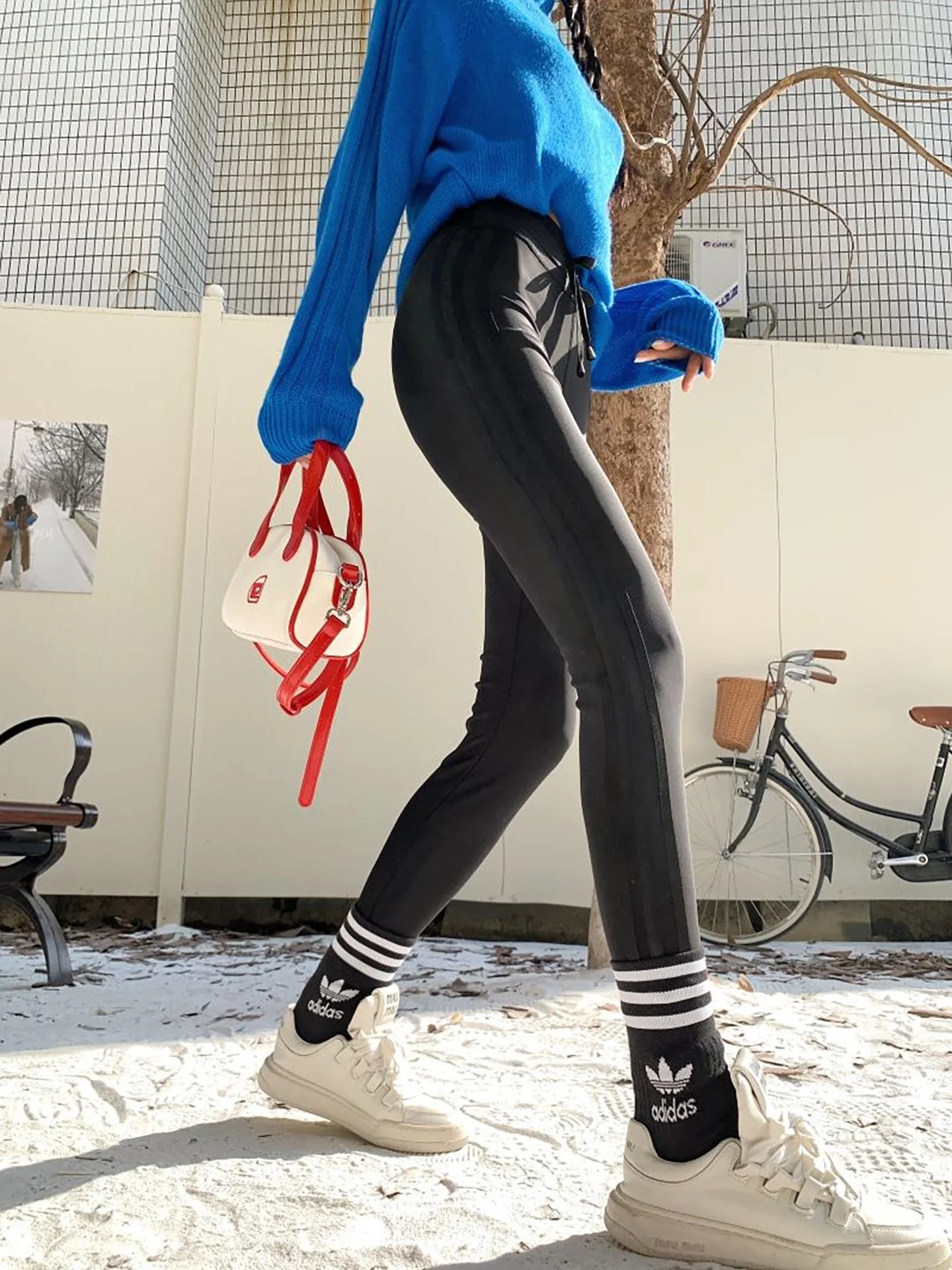 Универсальные спортивные повседневные брюки Bla Stripe для йоги, женская верхняя одежда, новинка 2024 года, утягивающие брюки из ткани arkskin, длинные брюки с высокой талией
Универсальные спортивные повседневные брюки Bla Stripe для йоги, женская верхняя одежда, новинка 2024 года, утягивающие брюки из ткани arkskin, длинные брюки с высокой талией