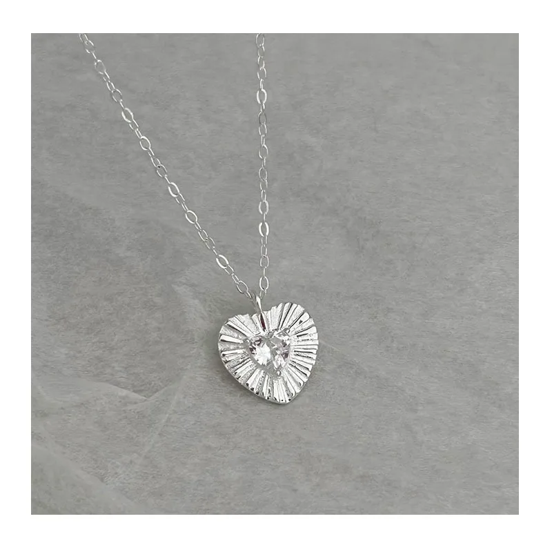 Simple Pleated Love Necklace Female Niche Design Sense Commuter Heart Zircon Pendant Stainless Steel Collarbone Chain New
Simple Pleated Love Necklace Female Niche Design Sense Commuter Heart Zircon Pendant Stainless Steel Collarbone Chain New