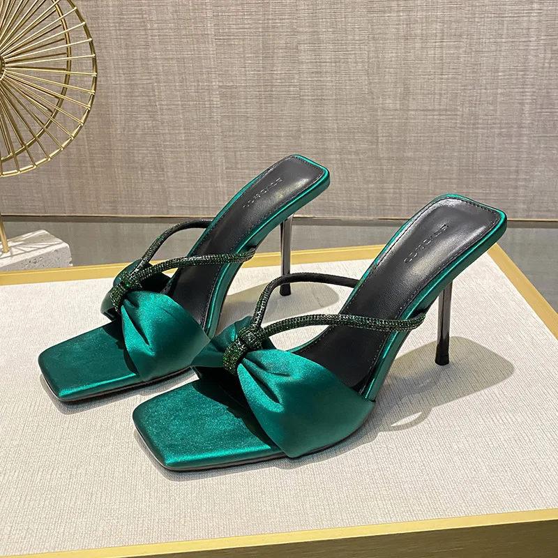 Популярные сандалии со стразами в светском стиле и туфли на высоком каблуке, которые можно носить в качестве пары зеленых женских туфель. 
Популярные сандалии со стразами в светском стиле и туфли на высоком каблуке, которые можно носить в качестве пары зеленых женских туфель.