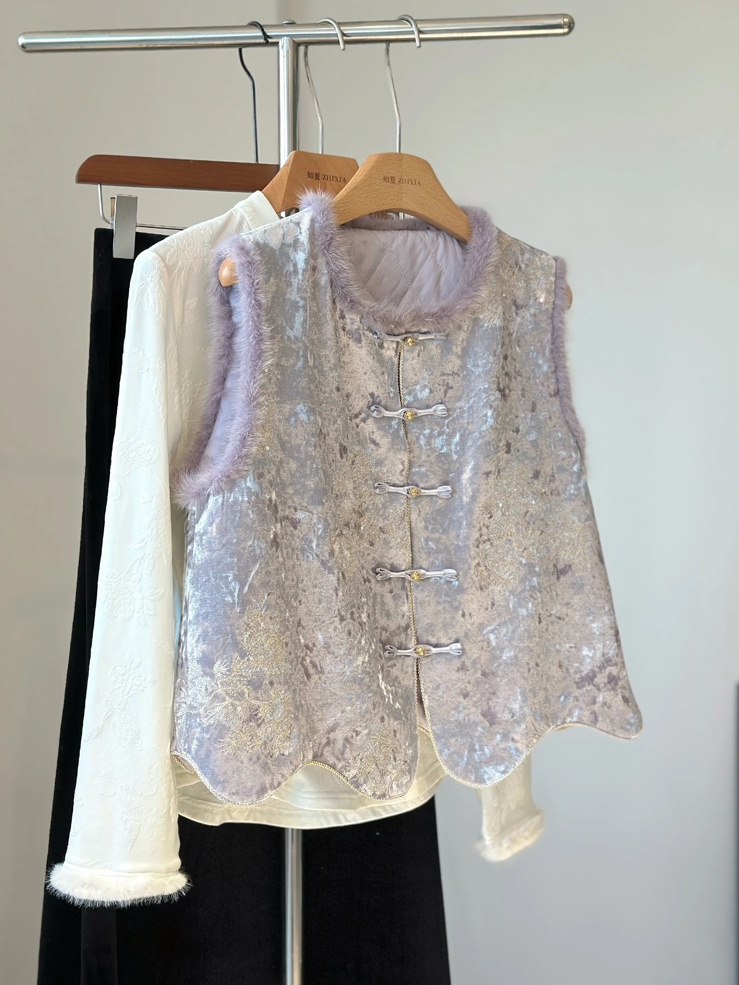Western Style Youthful-Looking Purple New Chinese Velvet Vest White High-End National Quilted Waistcoat
Western Style Youthful-Looking Purple New Chinese Velvet Vest White High-End National Quilted Waistcoat