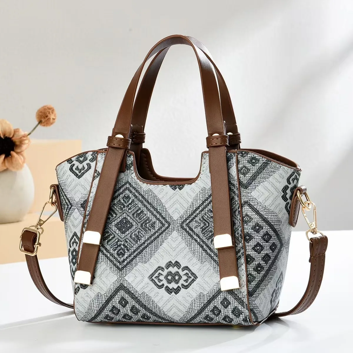 2025 New Fashion Retro Handbags for Women Large Capacity Shoulder Crossbody Totes Bag Printing Geometric Mom Bags
2025 New Fashion Retro Handbags for Women Large Capacity Shoulder Crossbody Totes Bag Printing Geometric Mom Bags
