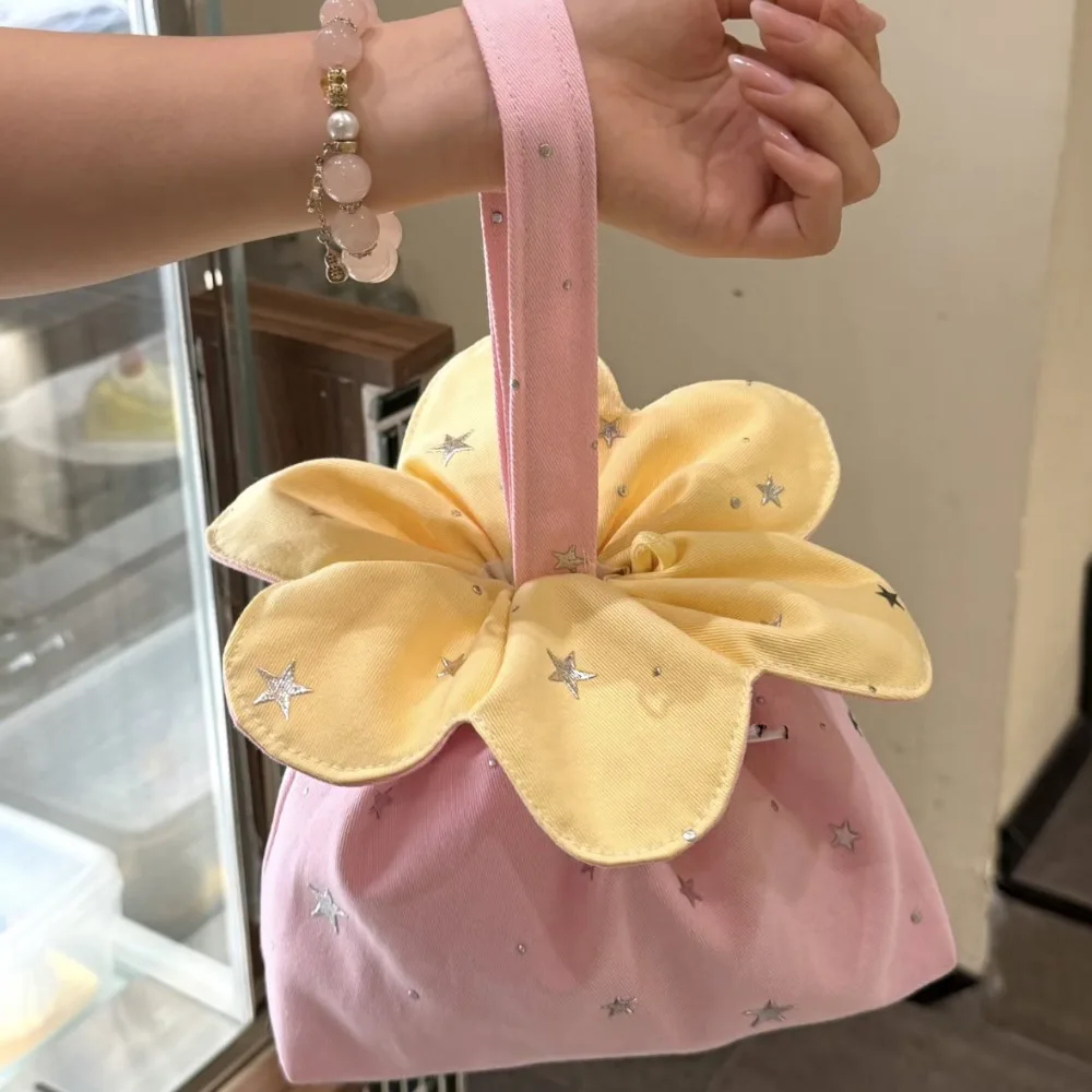 Bundle Pocket Flower Drawstring Crossbody Bag Plaid Korean Style Canvas Shoulder Bag Cloth Cute Flower Handbag Outdoor
Bundle Pocket Flower Drawstring Crossbody Bag Plaid Korean Style Canvas Shoulder Bag Cloth Cute Flower Handbag Outdoor