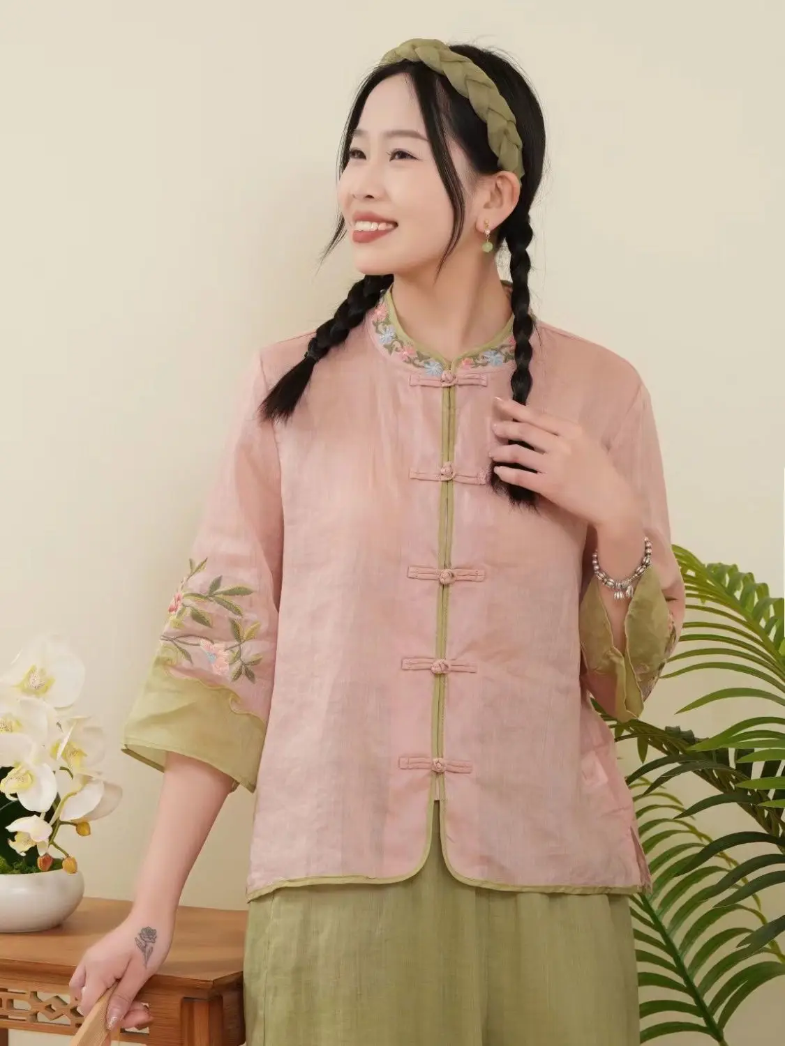 Chinese Style Women's Clothing Women's Summer New Vintage Shirt, Original Embroidery Frog Button, Ethnic Cotton Linen Loose Top
Chinese Style Women's Clothing Women's Summer New Vintage Shirt, Original Embroidery Frog Button, Ethnic Cotton Linen Loose Top