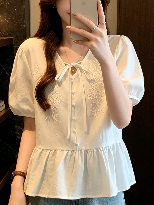 Loose Fit Embroidered V-Neck Belted Shirt Women's Casual Style Korean Version Bubble Sleeve Breathable Summer New Arrival
Loose Fit Embroidered V-Neck Belted Shirt Women's Casual Style Korean Version Bubble Sleeve Breathable Summer New Arrival