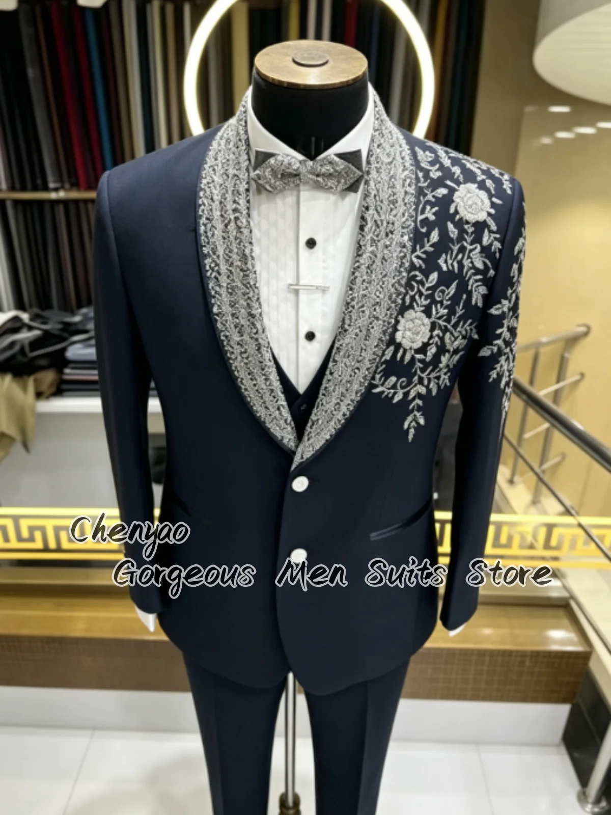 Luxury Floral Embroidery Men Suits Customized Groom Wedding PartyTuxedos 3Piece Sets Party Male Prom Blazers Elegant ropa hombre
Luxury Floral Embroidery Men Suits Customized Groom Wedding PartyTuxedos 3Piece Sets Party Male Prom Blazers Elegant ropa hombre
