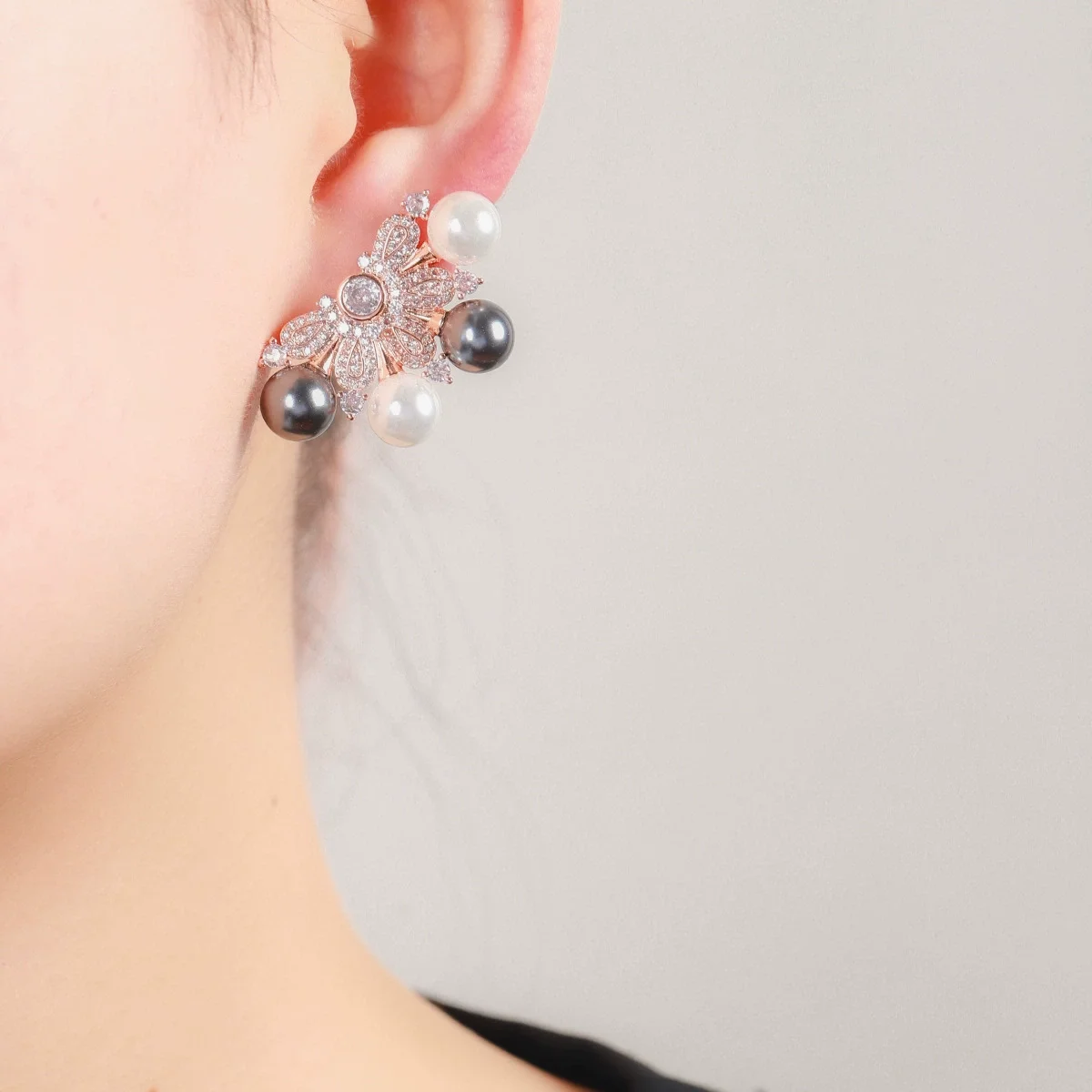 Rose Gold Tone Butterfly Stud Earrings with Black & White Pearls and Sparkling Rhinestone Accents for Women Party Jewelry
Rose Gold Tone Butterfly Stud Earrings with Black & White Pearls and Sparkling Rhinestone Accents for Women Party Jewelry