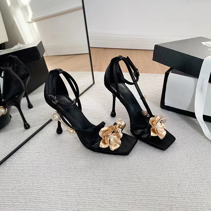 Fashion Designer Womens Shoes Exquisite Metal Flower High Heeled Sandals for Woman Elegant Model Casual Shoes Sandalias De Mujer
Fashion Designer Womens Shoes Exquisite Metal Flower High Heeled Sandals for Woman Elegant Model Casual Shoes Sandalias De Mujer