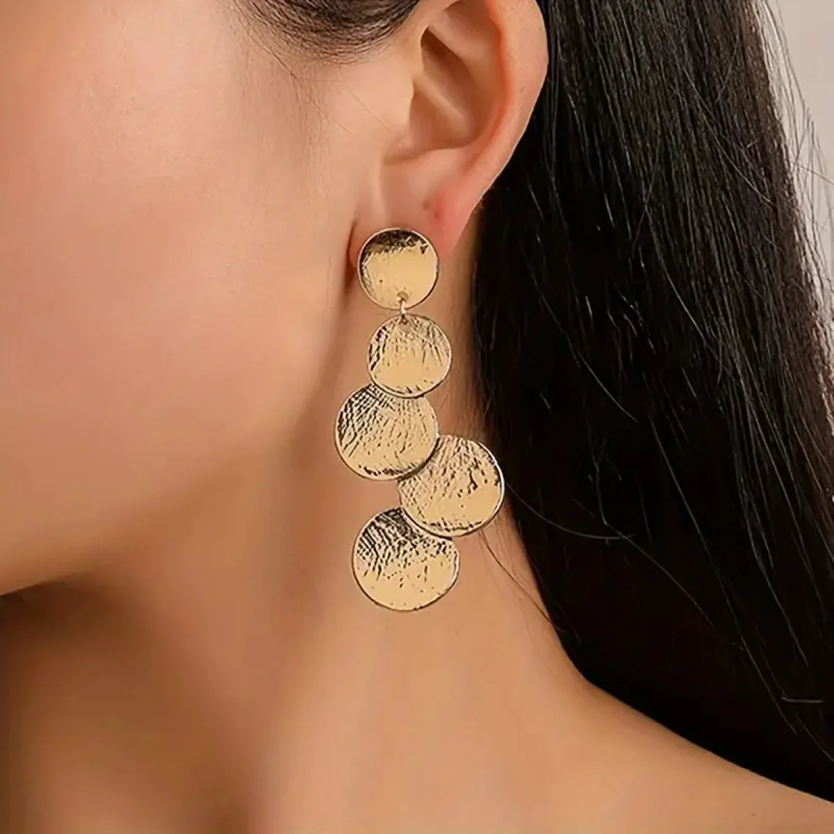 Retro irregular geometric layered hoop earrings, metallic, stylish and versatile for women.
Retro irregular geometric layered hoop earrings, metallic, stylish and versatile for women.