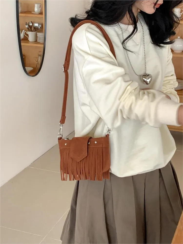 Retro Faux Suede Tassel Mini Crossbody Bags Women 2025 New Wniter Korean Fashion Luxury Small Shoulder Bag Simple Travel Handbag
Retro Faux Suede Tassel Mini Crossbody Bags Women 2025 New Wniter Korean Fashion Luxury Small Shoulder Bag Simple Travel Handbag