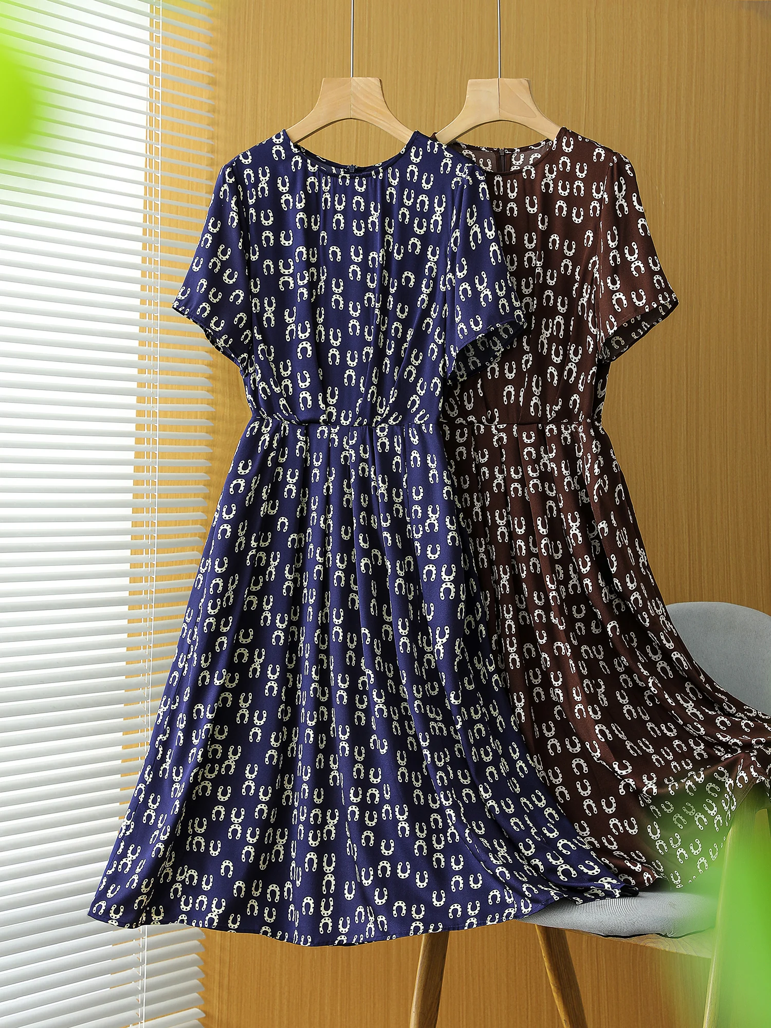 New high-end heavyweight mulberry silk twill round neck printed dress LY8995
New high-end heavyweight mulberry silk twill round neck printed dress LY8995
