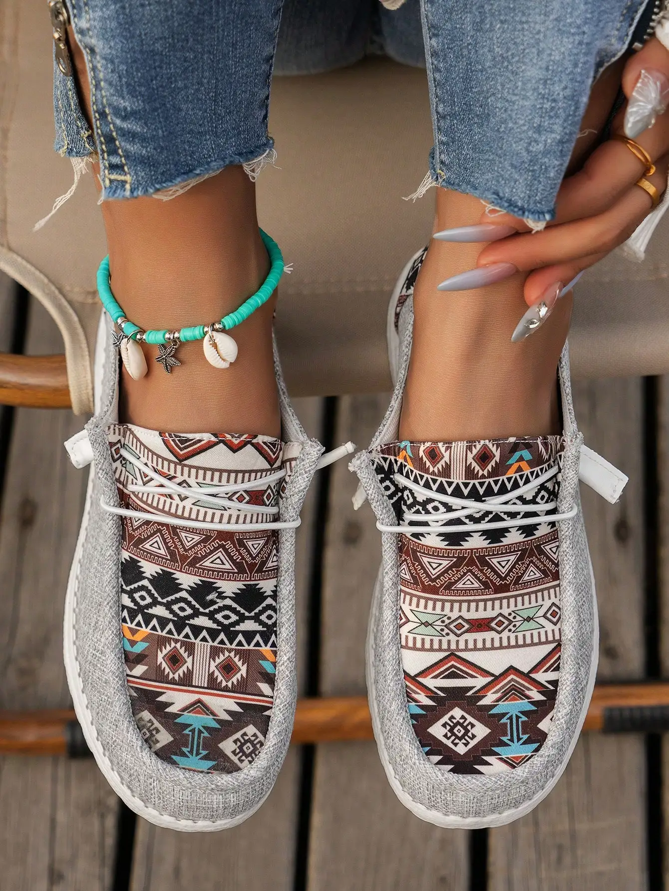 Floral Fabric Patchwork Casual Comfortable Sneakers For Women Fall Winter Outdoor Daily Style
Floral Fabric Patchwork Casual Comfortable Sneakers For Women Fall Winter Outdoor Daily Style