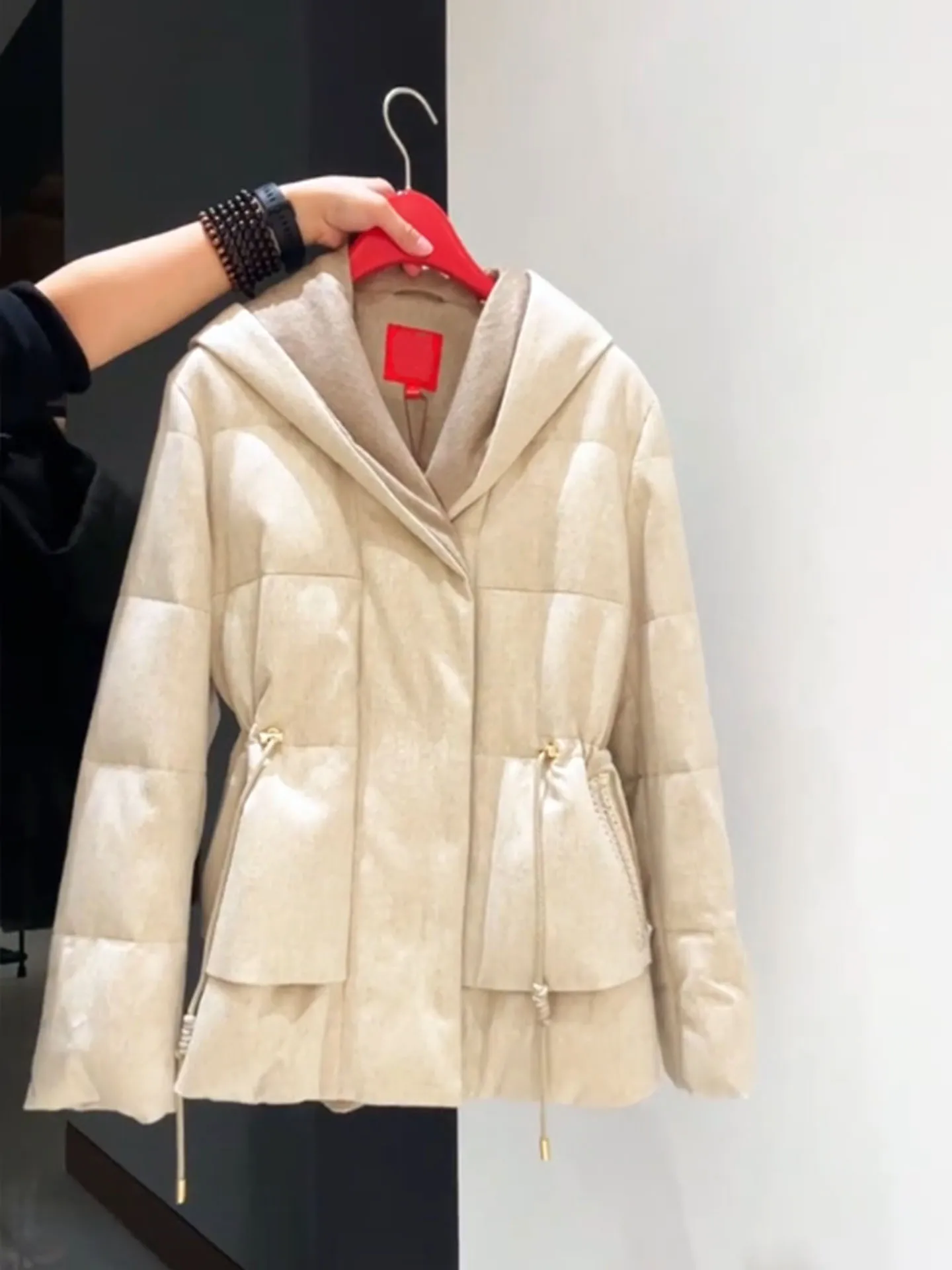 Женская пуховая куртка Puff ort, бежевая, зимняя, повседневная, свободного кроя, белая, из полиэфирного волокна, с наполнителем из перьев
Женская пуховая куртка Puff ort, бежевая, зимняя, повседневная, свободного кроя, белая, из полиэфирного волокна, с наполнителем из перьев