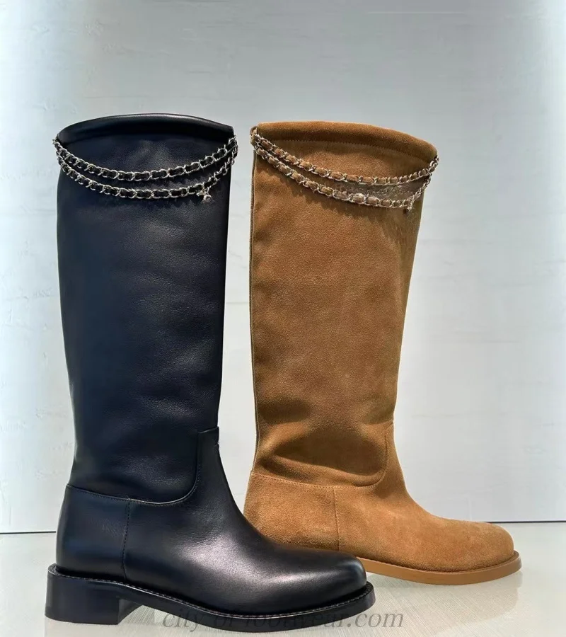 Черные/коричневые замшевые сапоги до колена с металлической цепочкой, кожаные рыцарские высокие сапоги на массивном низком каблуке 2025, роскошные дизайнерские туфли для вечеринок
Черные/коричневые замшевые сапоги до колена с металлической цепочкой, кожаные рыцарские высокие сапоги на массивном низком каблуке 2025, роскошные дизайнерские туфли для вечеринок