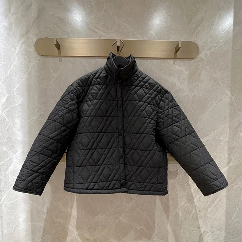 Зимнее стеганое хлопковое пальто Blaberry Garden с высоким воротником, геометрическим узором, одной пуговицей и длинными рукавами
Зимнее стеганое хлопковое пальто Blaberry Garden с высоким воротником, геометрическим узором, одной пуговицей и длинными рукавами