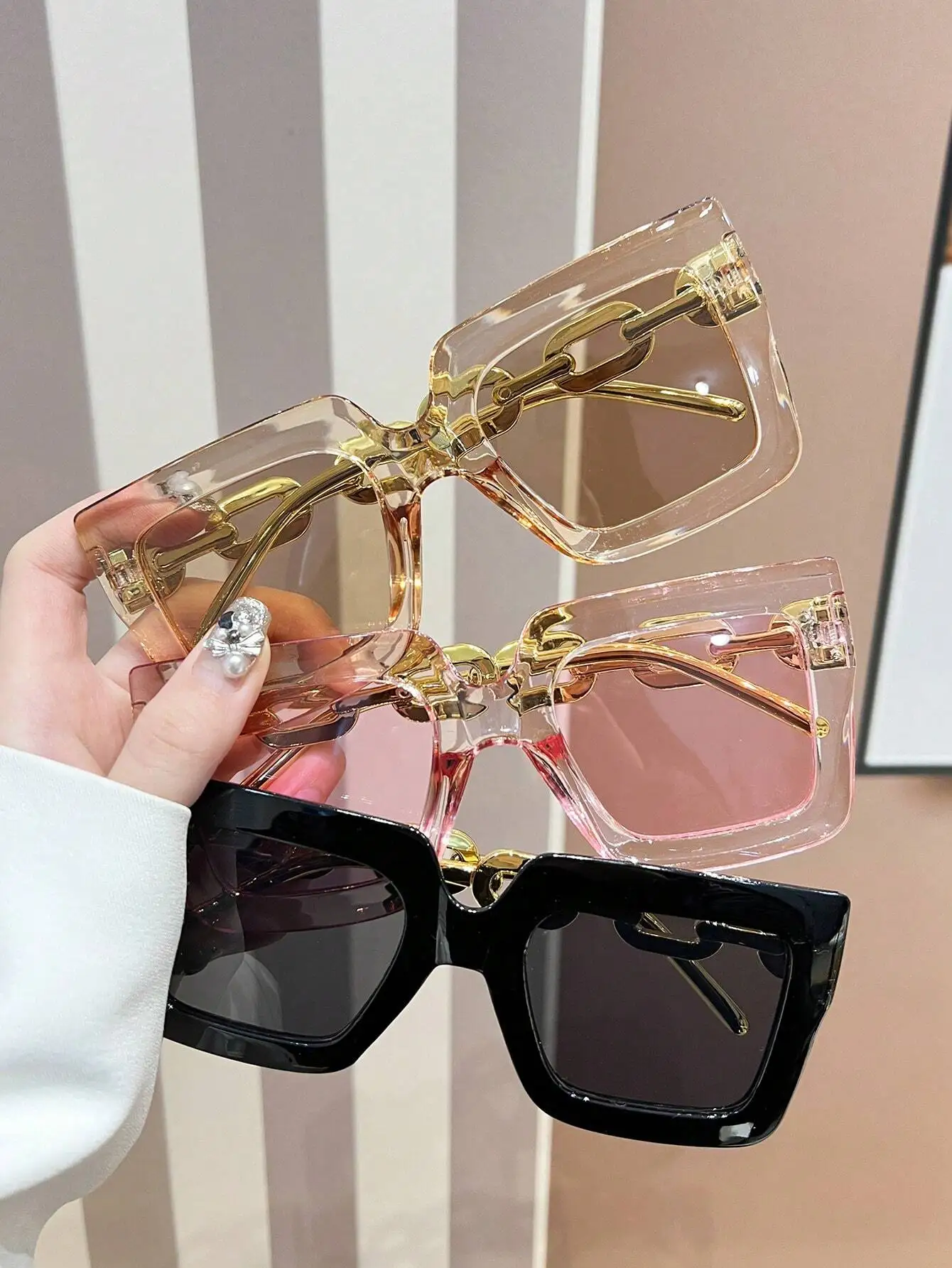 3-Pack Oversized Square Frame Fashion Sunglasses for Women - Clear Acetate with Gold Chain Detail
3-Pack Oversized Square Frame Fashion Sunglasses for Women - Clear Acetate with Gold Chain Detail