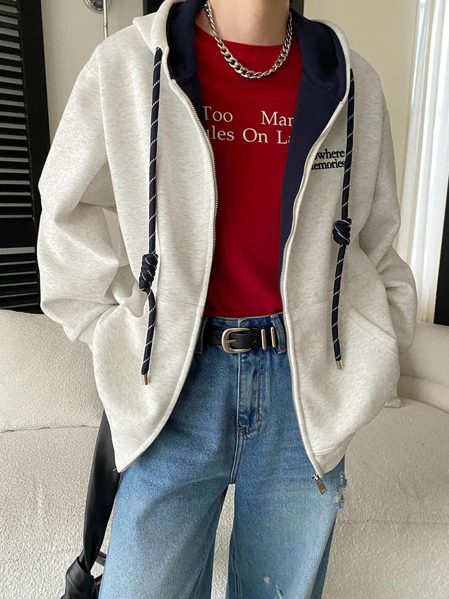 Новая весенняя толстовка свободного кроя с капюшоном на шнурке и вышивкой в американском стиле.
Новая весенняя толстовка свободного кроя с капюшоном на шнурке и вышивкой в американском стиле.