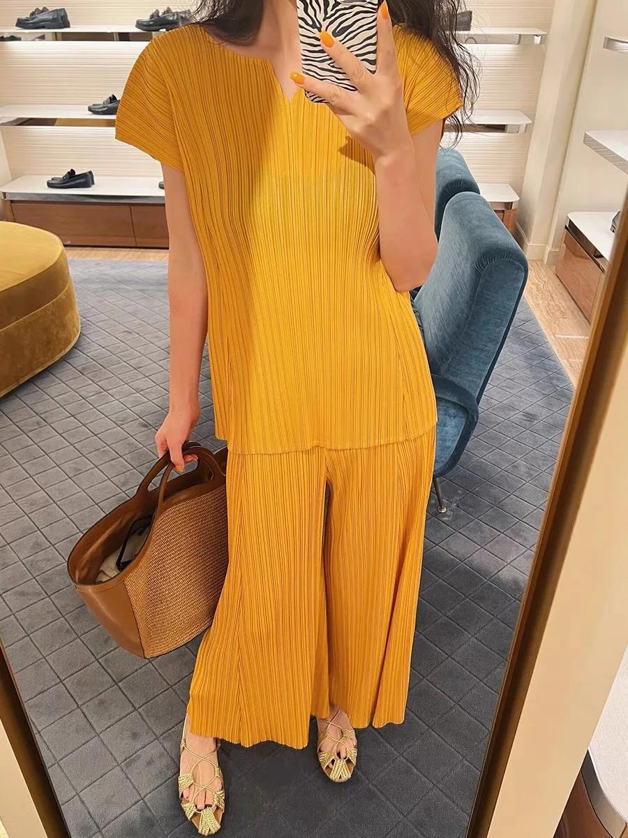 Miyake Pleated Solid Color Suit 2025 Summer New Slim Top T-shirt + Straight Pants 2-piece Set
Miyake Pleated Solid Color Suit 2025 Summer New Slim Top T-shirt + Straight Pants 2-piece Set